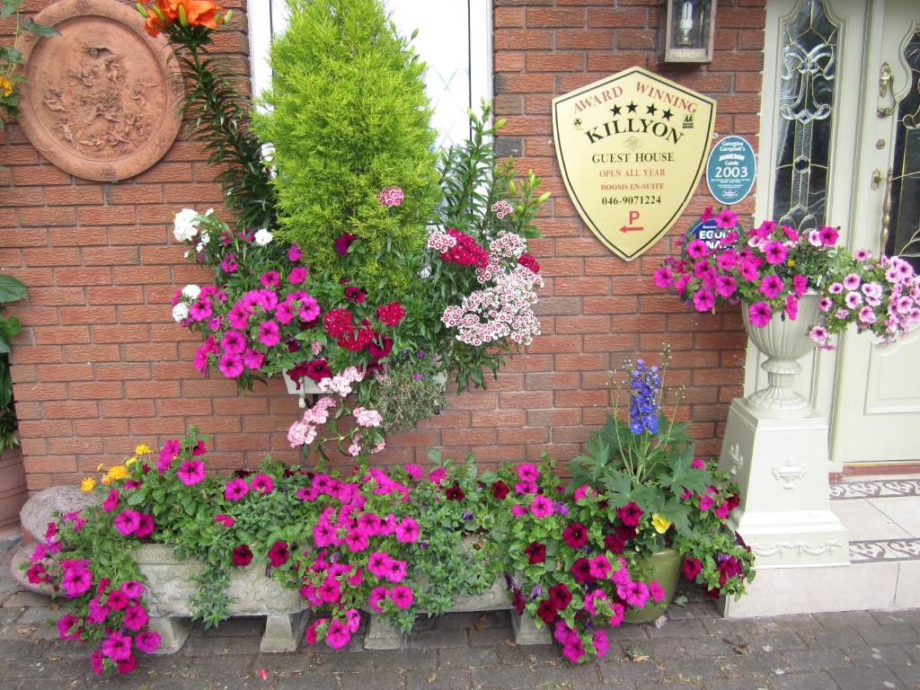 un ramo de flores frente a un edificio de ladrillo en Killyon Guest House en Navan