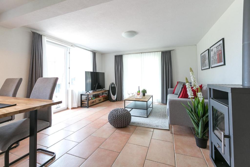 TV a/nebo společenská místnost v ubytování Spirit Apartments - Balkon mit Seesicht - Parkplatz