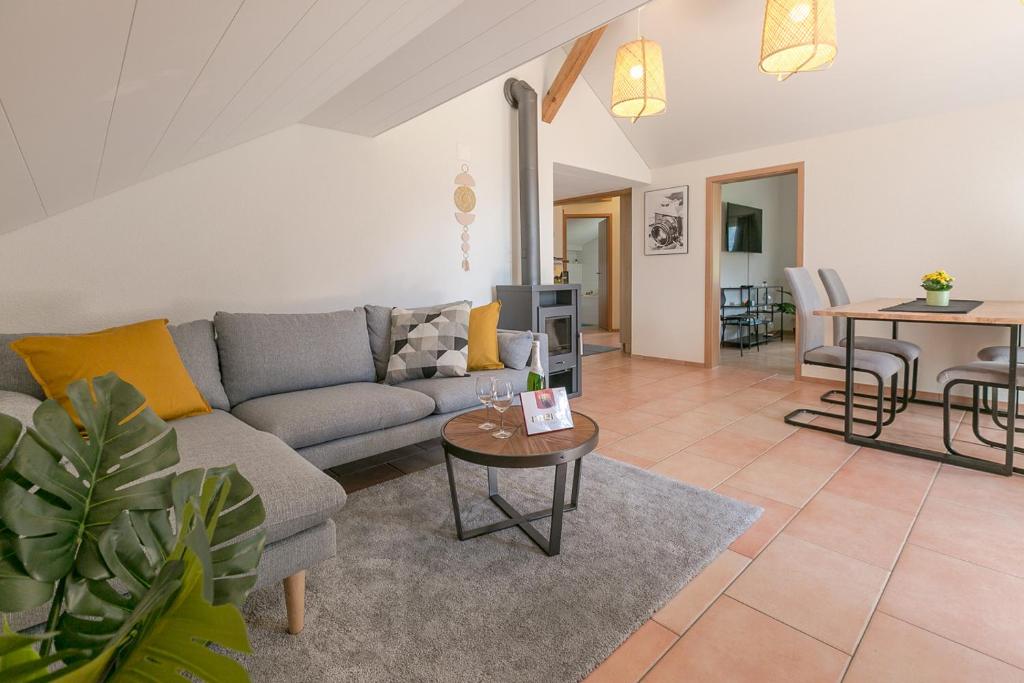 Posezení v ubytování Spirit Apartments - Balkon mit Seesicht - Parkplatz