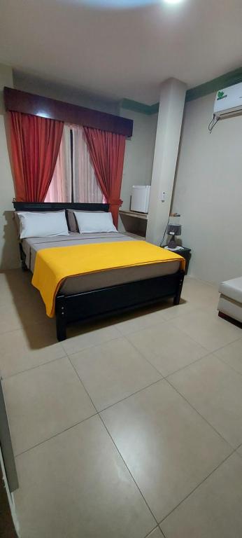 um quarto com uma cama grande e uma cortina vermelha em Casa Serena em Guayaquil