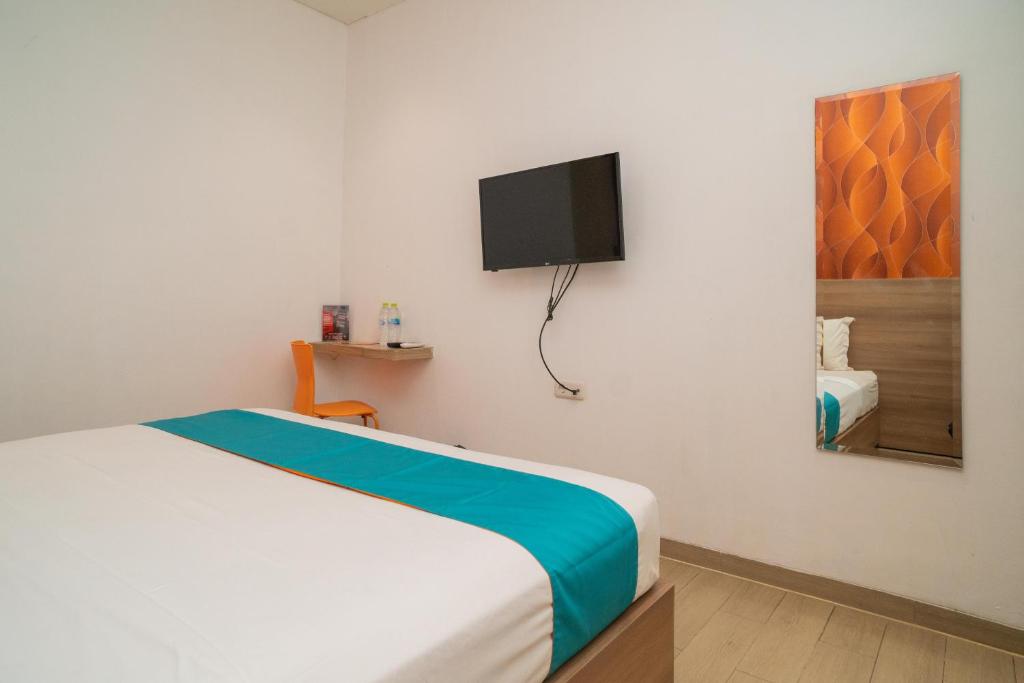 TV a/nebo společenská místnost v ubytování Sans Hotel Kupang Indah Surabaya by RedDoorz