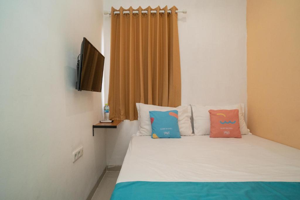 Postel nebo postele na pokoji v ubytování Sans Hotel Kupang Indah Surabaya by RedDoorz