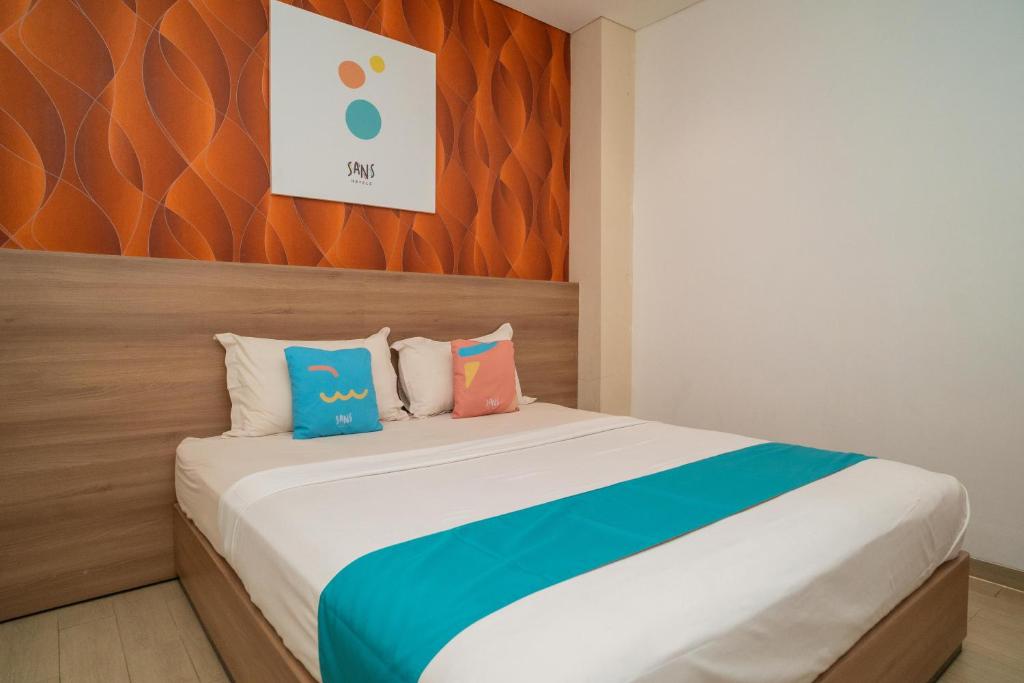 Postel nebo postele na pokoji v ubytování Sans Hotel Kupang Indah Surabaya by RedDoorz