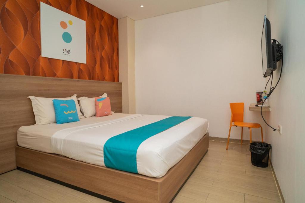 Postel nebo postele na pokoji v ubytování Sans Hotel Kupang Indah Surabaya by RedDoorz