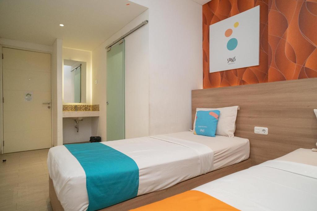 Postel nebo postele na pokoji v ubytování Sans Hotel Kupang Indah Surabaya by RedDoorz
