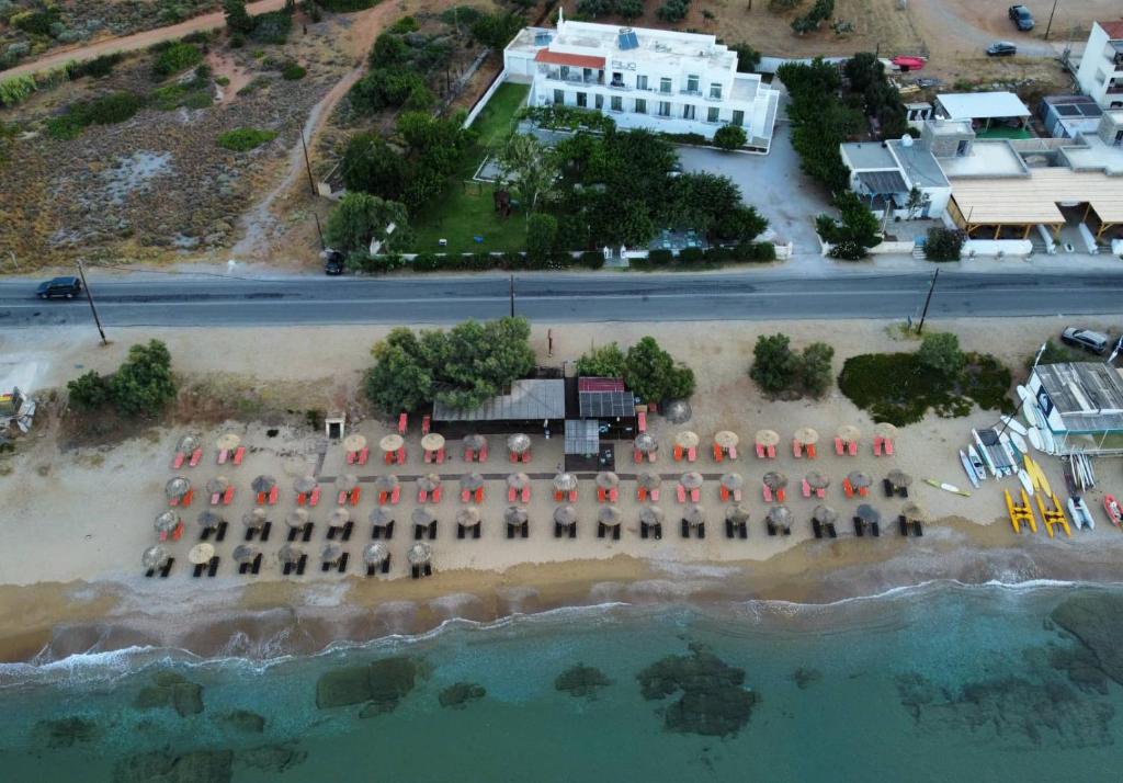 uma vista aérea de um resort numa praia em Filio Guesthouse em Kypri