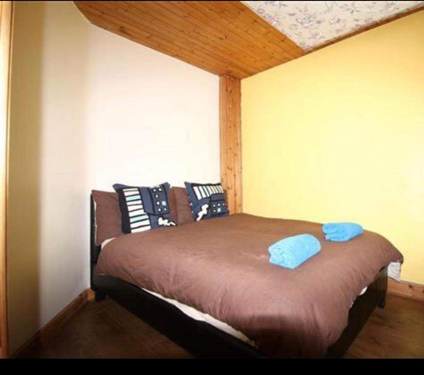 Un dormitorio con una cama con almohadas azules. en Shakespeare inn en Londres