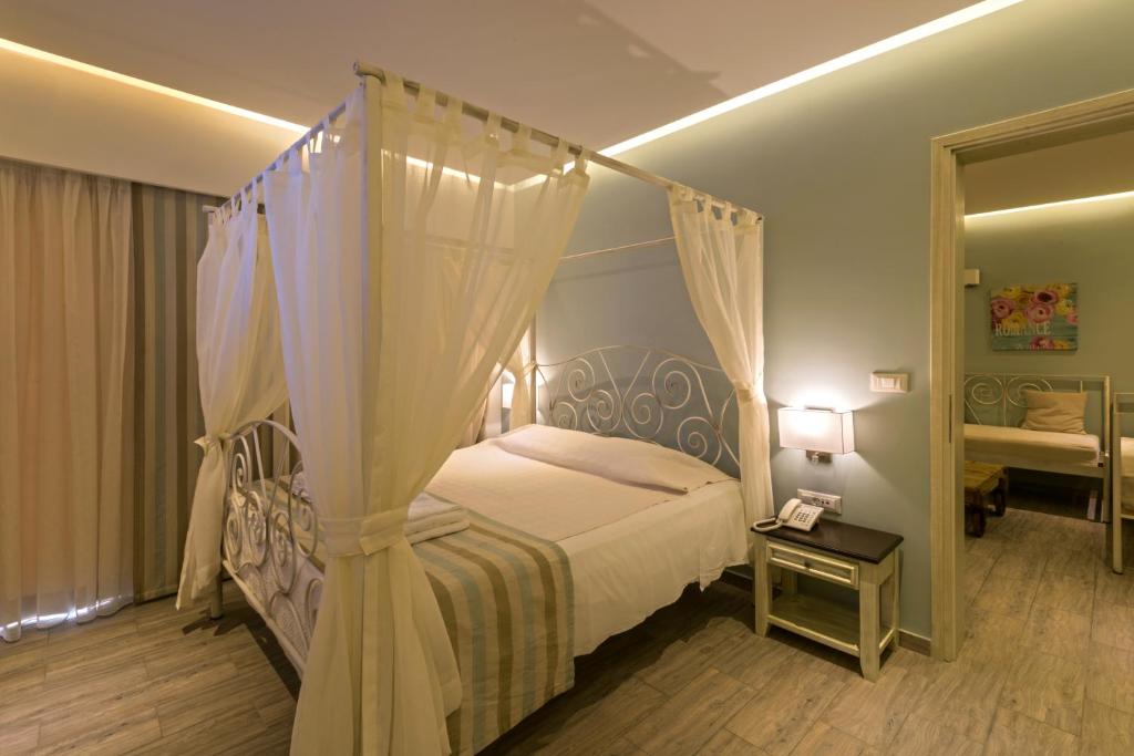 Posteľ alebo postele v izbe v ubytovaní Princess Irini Sea Front ApartHotel