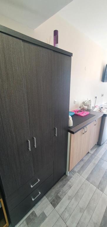 A kitchen or kitchenette at Chris rooms