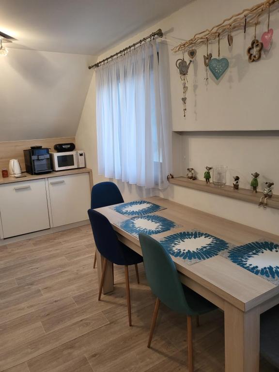 Kuchyň nebo kuchyňský kout v ubytování Chata Valca PATJA-v letnej sezóne pri prenajatí aj jedného apartmánu uzavrieme ostatné apartmány-záleží na na pohodlí našich hostí