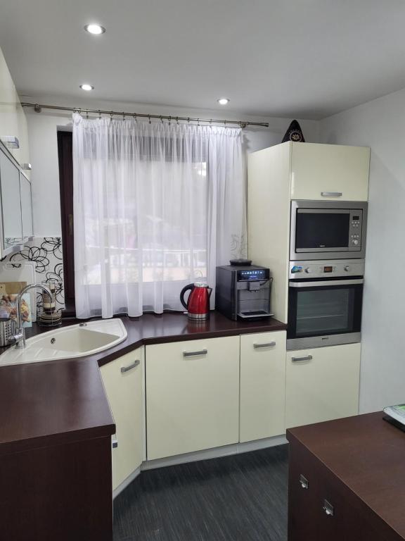 Kuchyň nebo kuchyňský kout v ubytování Chata Valca PATJA-v letnej sezóne pri prenajatí aj jedného apartmánu uzavrieme ostatné apartmány-záleží na na pohodlí našich hostí
