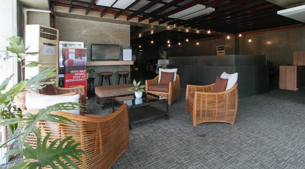 Posezení v ubytování RedDoorz @ Insular Square Mandaue City