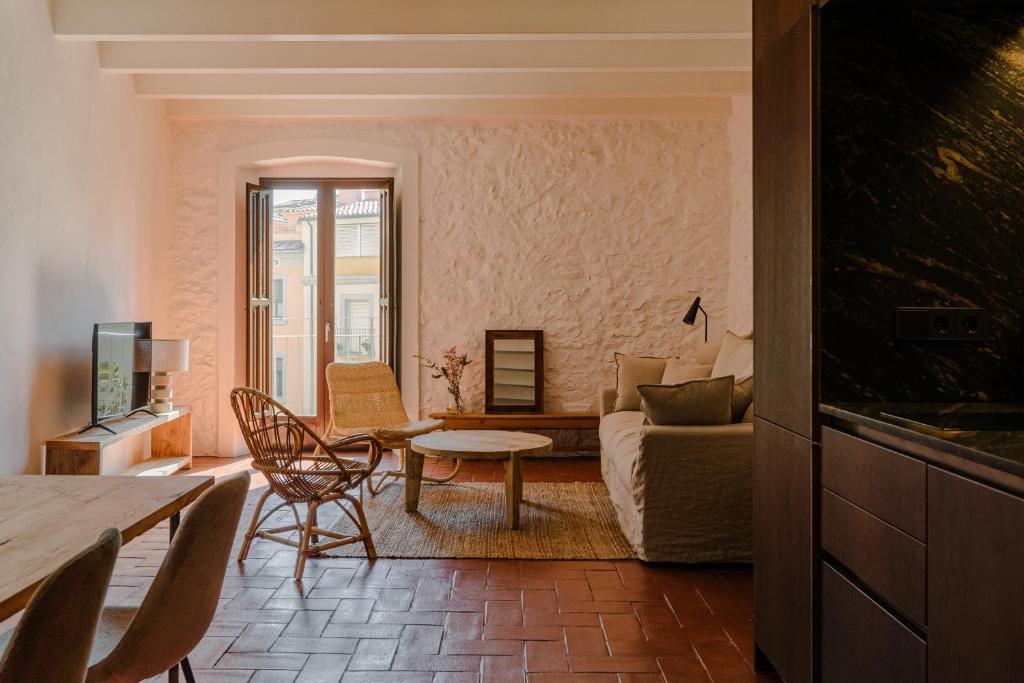 una sala de estar con un sofá y una mesa en Flateli Santa Clara 21, en Girona
