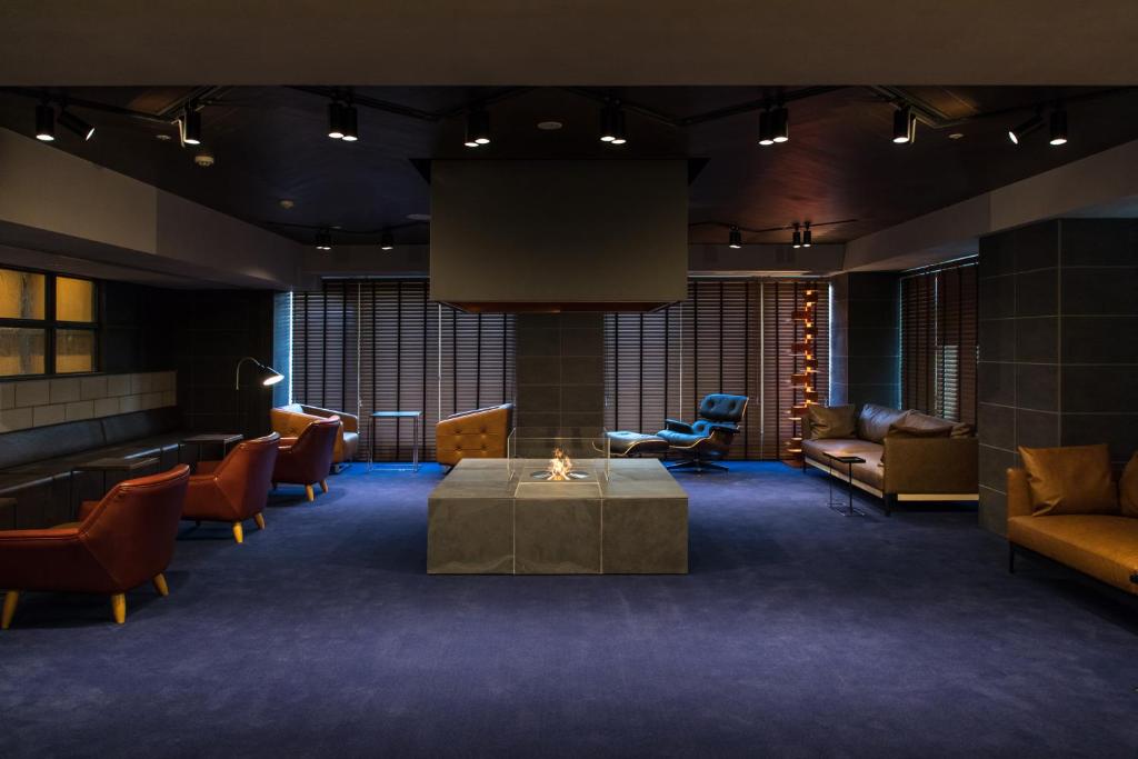 大阪的住宿－心齋橋法拉格酒店，配有桌椅和屏幕的房间