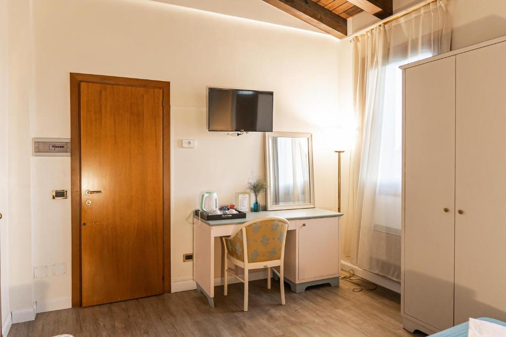 A kitchen or kitchenette at Hotel Villa Sara