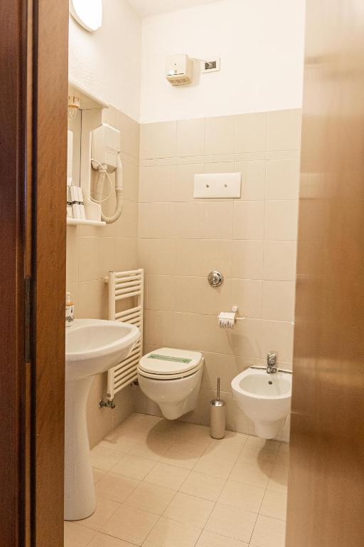 A bathroom at Hotel Villa Sara