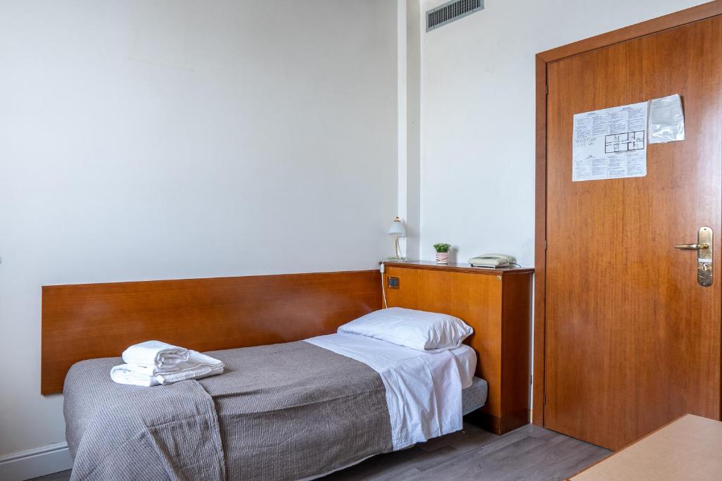 A bed or beds in a room at Hotel Villa Sara