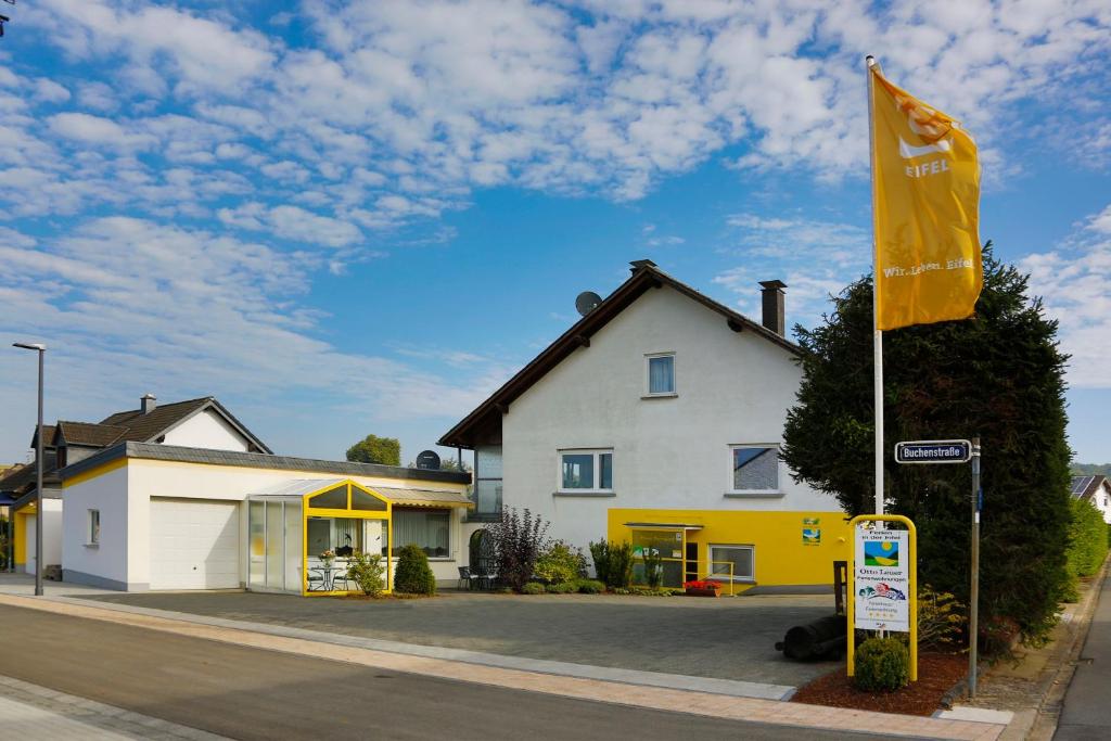 una bandera amarilla en un poste frente a un edificio en Haus Berndorf en Berndorf
