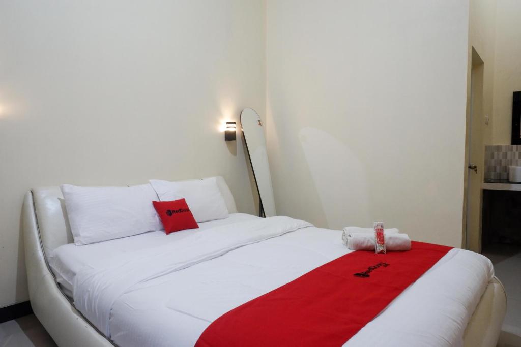A bed or beds in a room at RedDoorz Syariah near Pasar Godong Grobogan