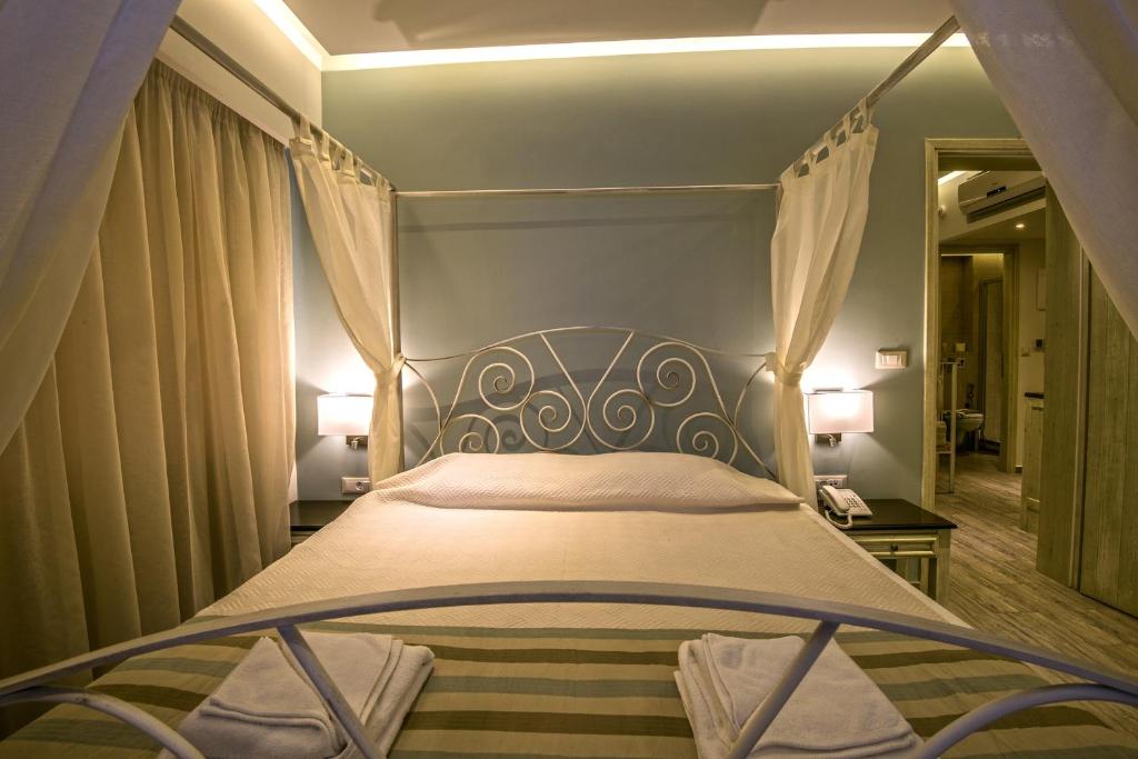 Posteľ alebo postele v izbe v ubytovaní Princess Irini Sea Front ApartHotel