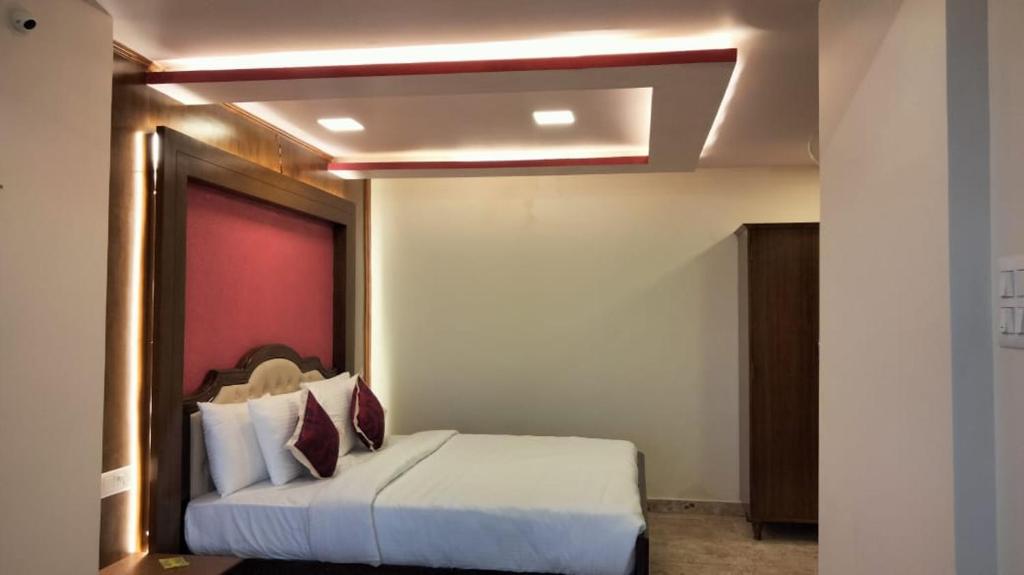Postel nebo postele na pokoji v ubytování KSTDC Hotel Mayura Pine Top Nandi Hills
