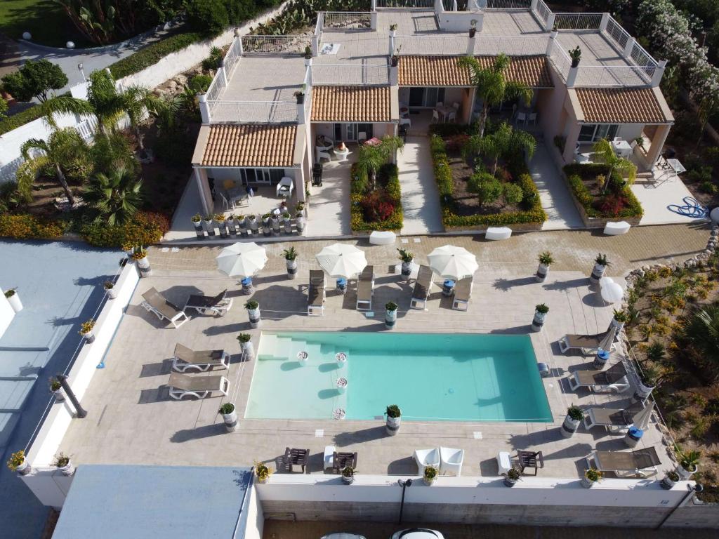 una vista aérea de un complejo con piscina en Small Luxury apartments Pool and sea view - Stella Del Mare, en Fontane Bianche