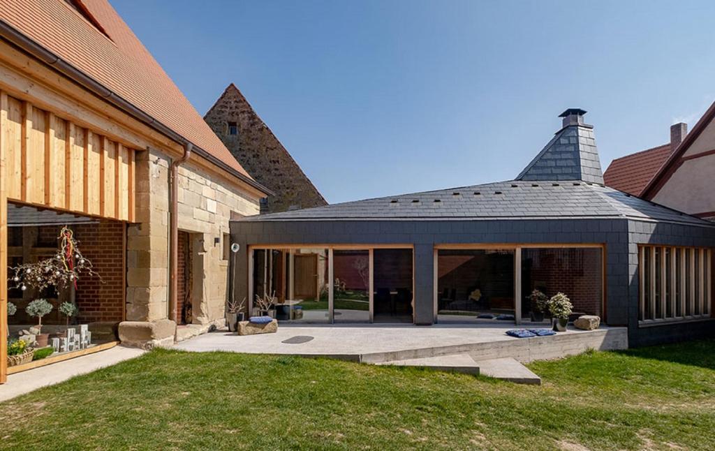 an external view of a house with a patio at Refugium 1744 in Oberscheinfeld