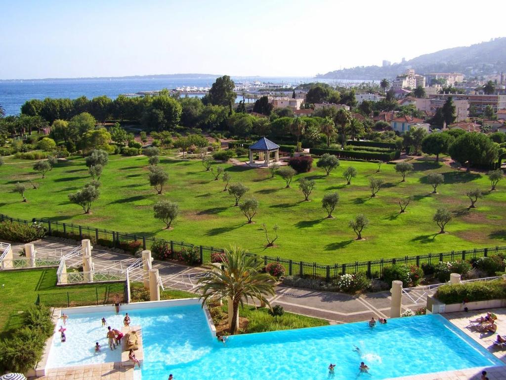 Photo de la galerie de l'établissement 2P 42m² Terrasse / Piscine / Clim / Plage !, à Juan-les-Pins