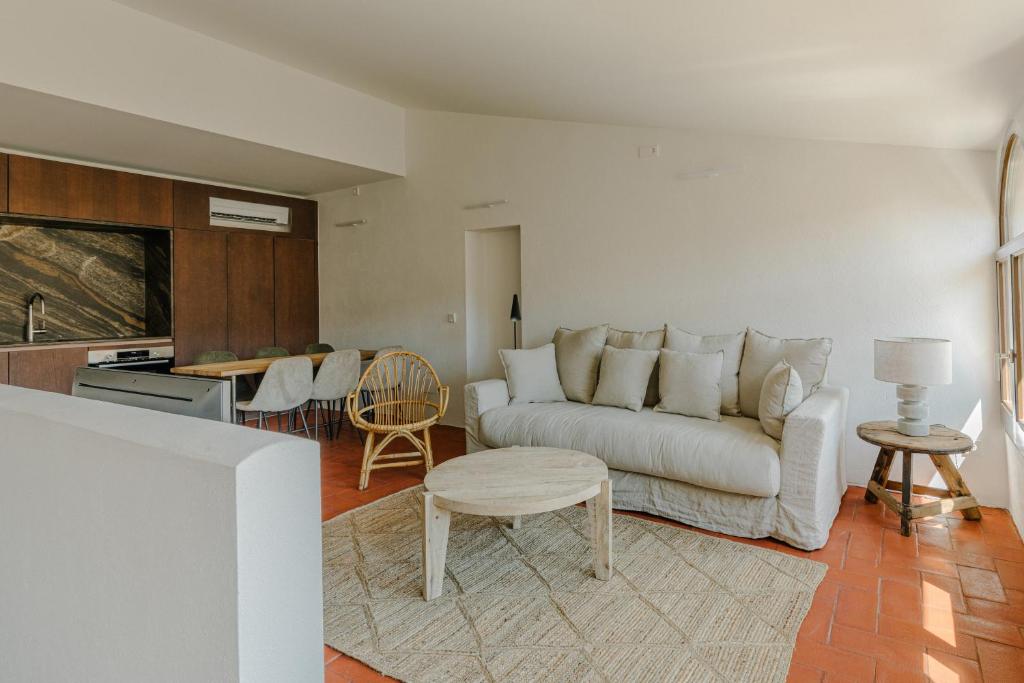 Una sala de estar con un sofá blanco y una mesa. en Flateli Santa Clara 22, en Girona