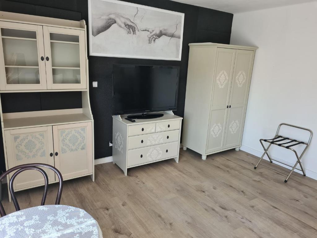 TV a/nebo společenská místnost v ubytování Airport Rooms