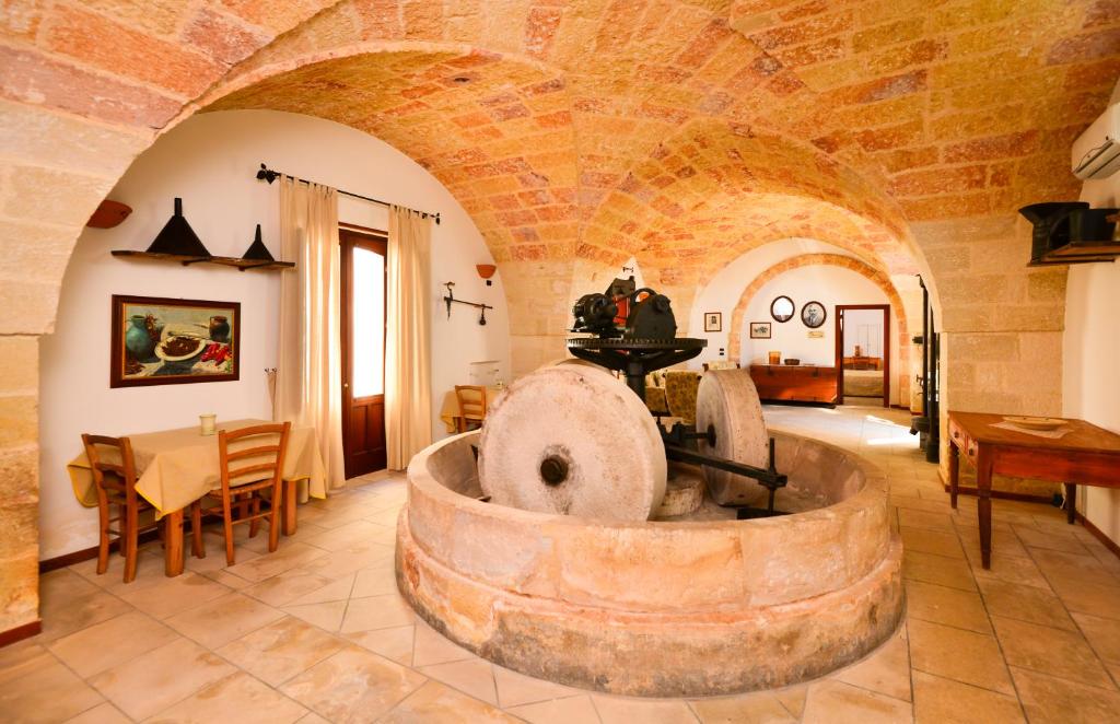 マリッティマにあるTrappitu dei Settimiの大きなワイン樽が床に設置された広い客室です。