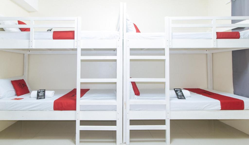 Postel nebo postele na pokoji v ubytování RedDoorz @ Insular Square Mandaue City