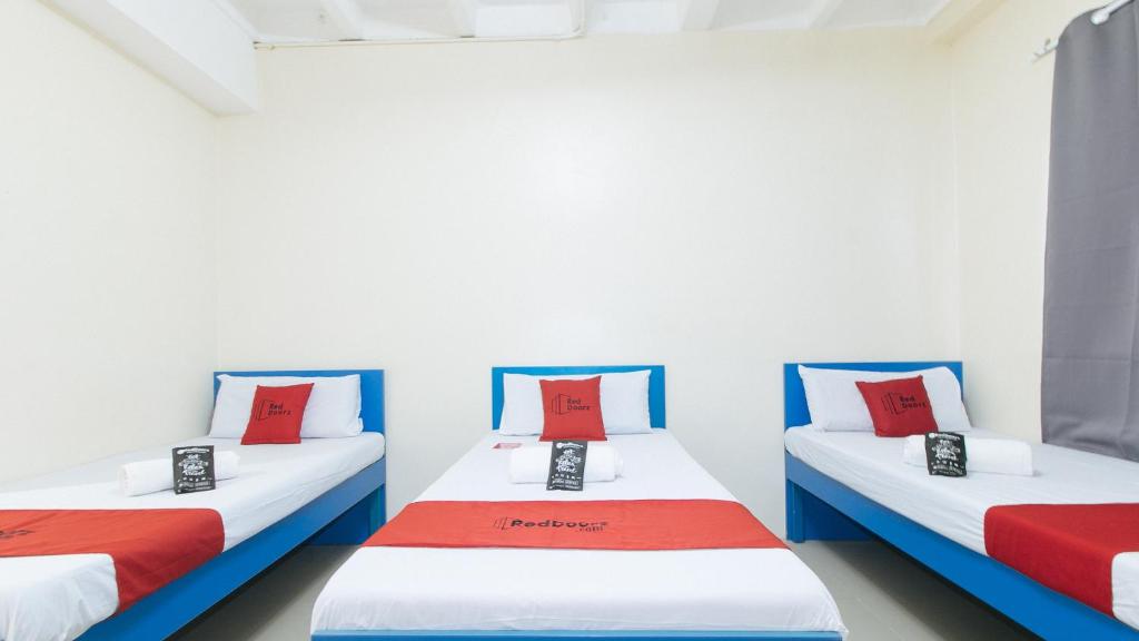 Postel nebo postele na pokoji v ubytování RedDoorz @ Insular Square Mandaue City