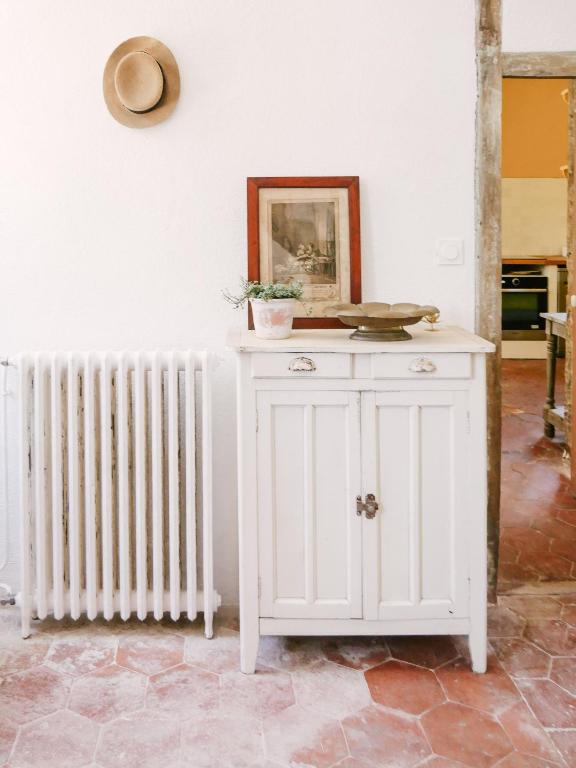 a white cabinet with a radiator in a room at La Maison Pieuse in Villiers-Saint-Benoît