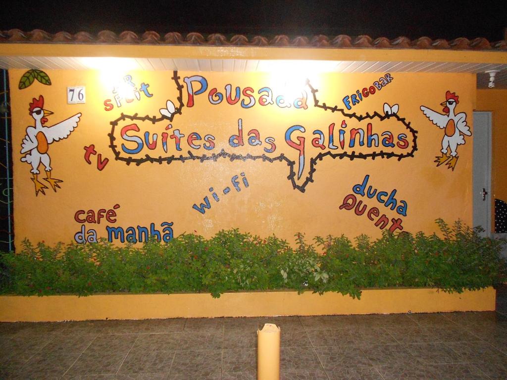 a wall with a sign that says proustlisheslishesiateslisheslisheslishes at Pousada Suites das Galinhas in Porto De Galinhas