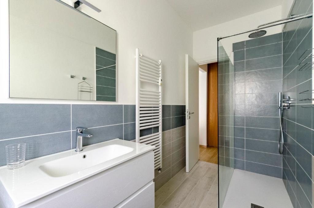 łazienka z umywalką i prysznicem w obiekcie JOIVY Banfi Apartment w Rapallo