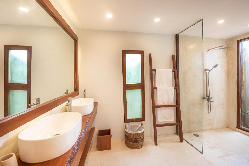 Koupelna v ubytování Rare Beachfront Villa - 2BR - 6 Pax Private Pool on Tuason Surf Spot