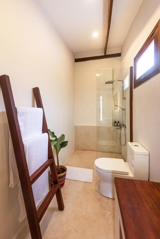 Koupelna v ubytování Rare Beachfront Villa - 2BR - 6 Pax Private Pool on Tuason Surf Spot