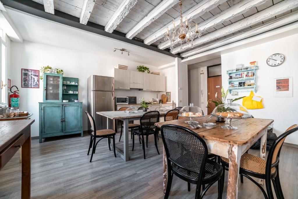 a kitchen and dining room with a table and chairs at Ca' Garibaldi Rooms in Bassano del Grappa