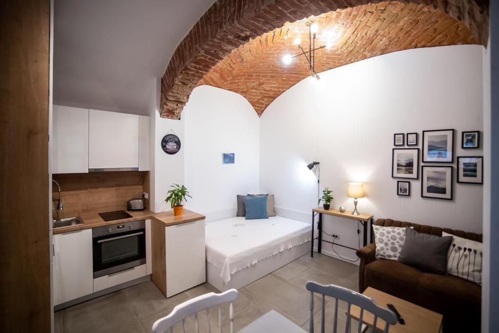 cocina y sala de estar con sofá y mesa en Art & Cozy Apartments, en Timisoara