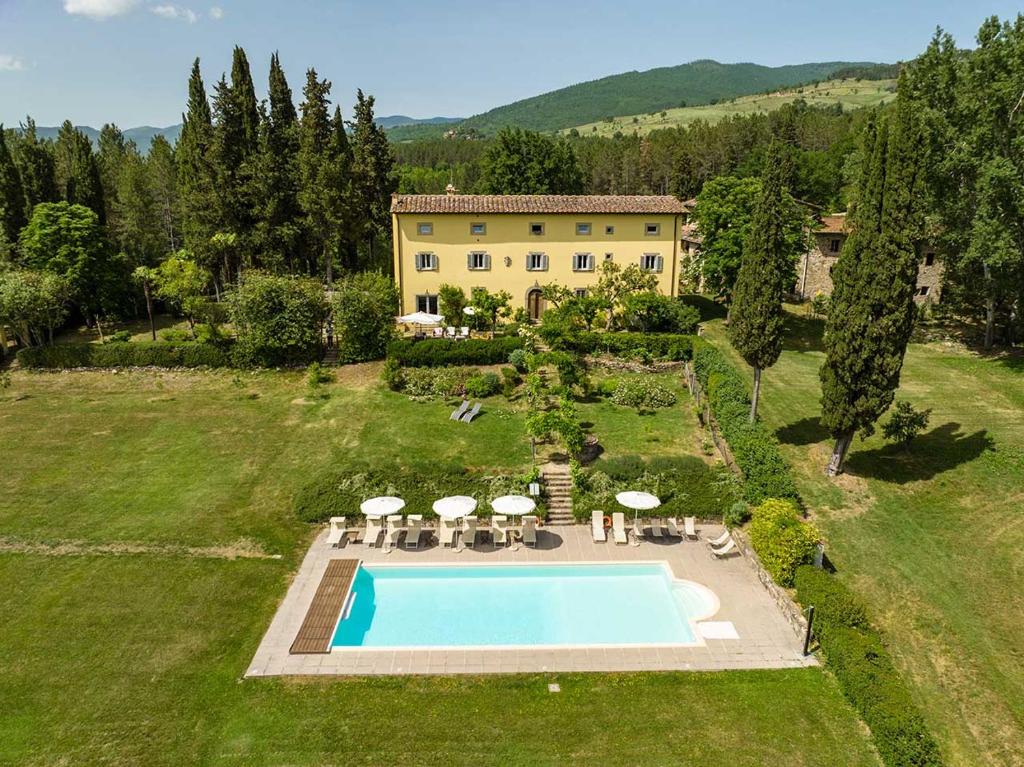 Villa di Catarsena veya yakınında bir havuz manzarası