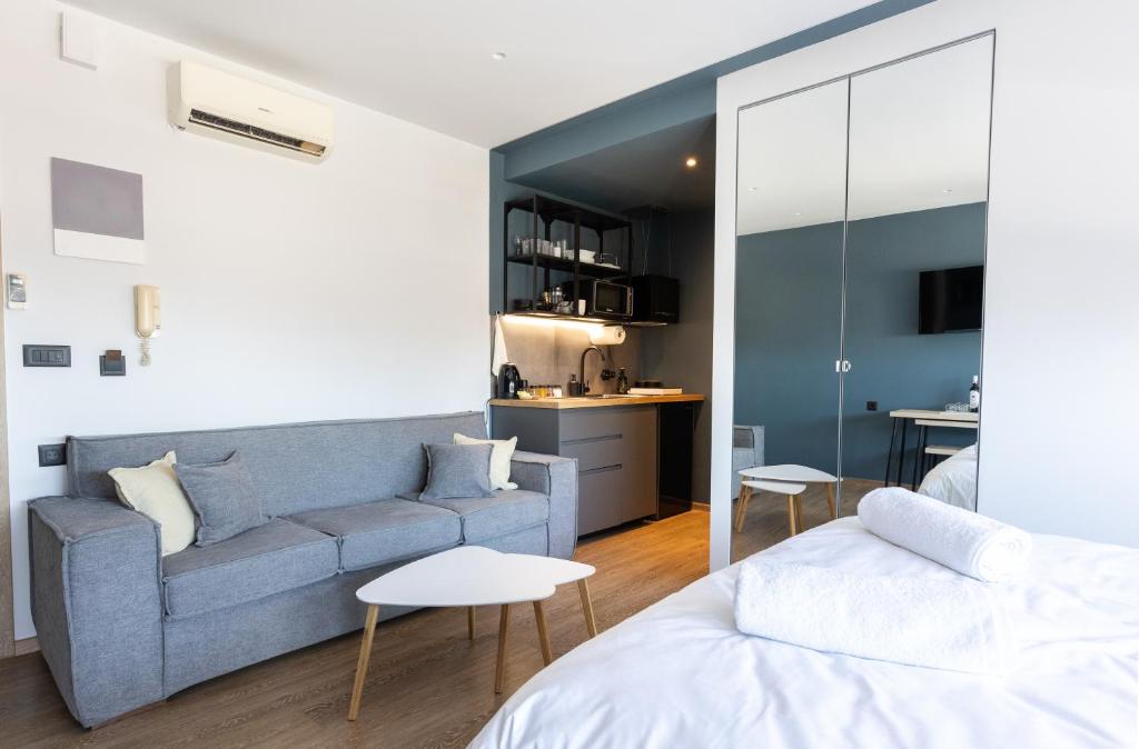un soggiorno con divano e letto di Nanas luxury studio with balcony a Heraklion