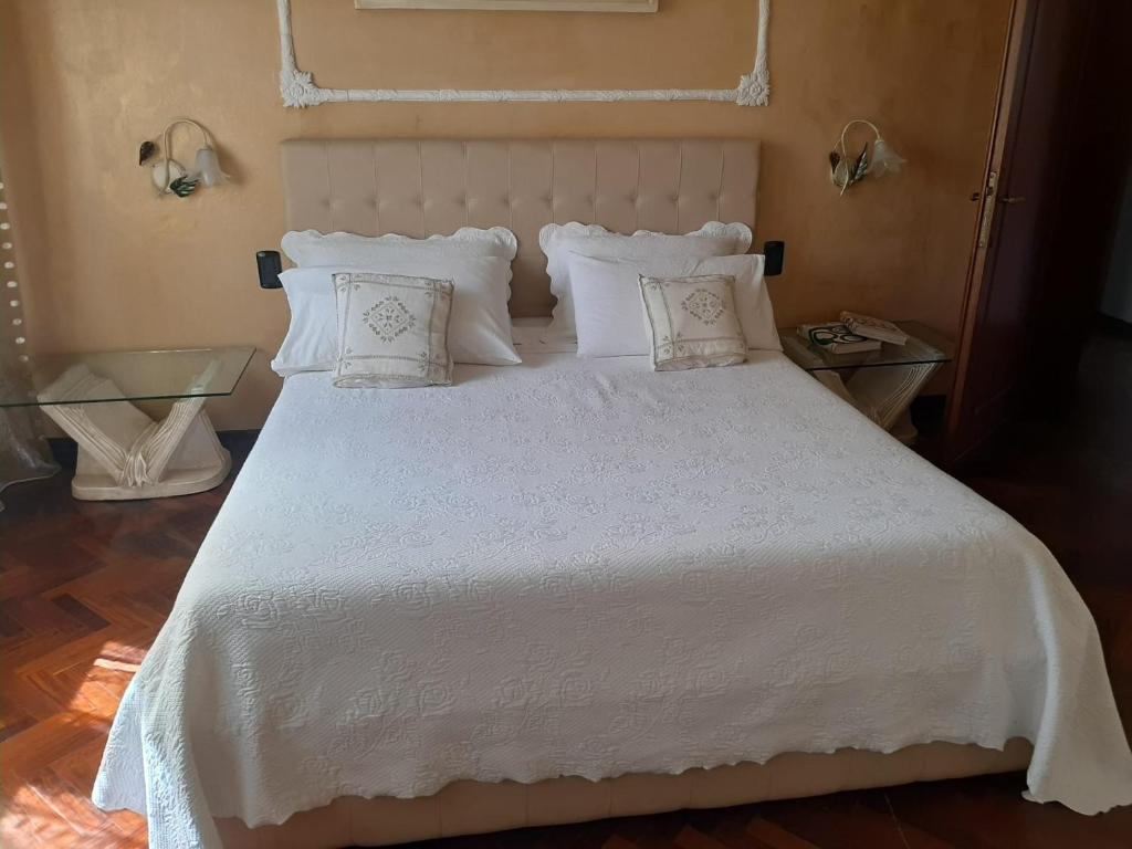 A bed or beds in a room at Kevin House
