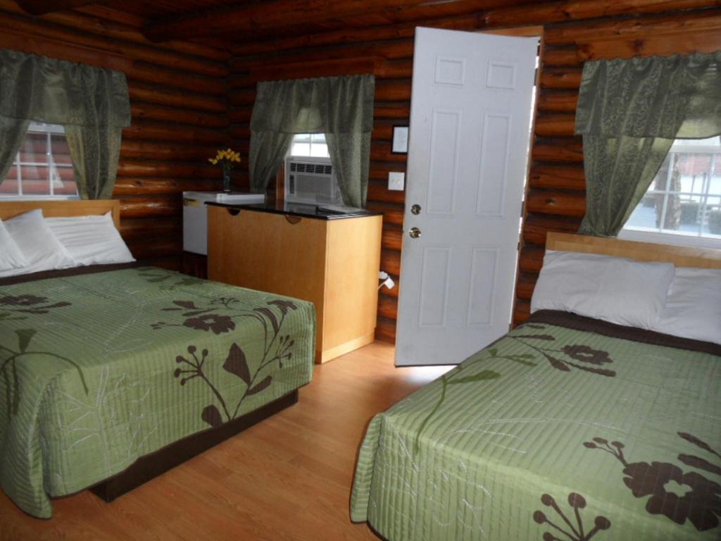 Postel nebo postele na pokoji v ubytování Seven Dwarfs Cabin - On The Brook Cabins