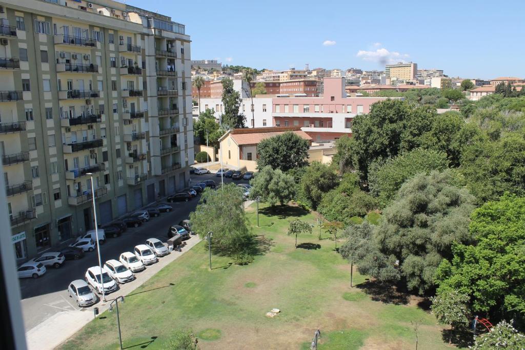 een uitzicht op een stad met auto's geparkeerd in een park bij T-Rooms in Cagliari