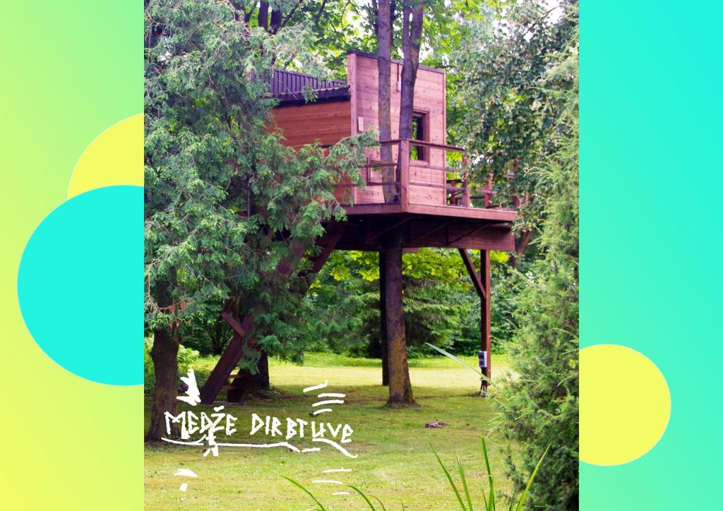 uma casa na árvore no meio de um parque em Medže Dirbtuve 