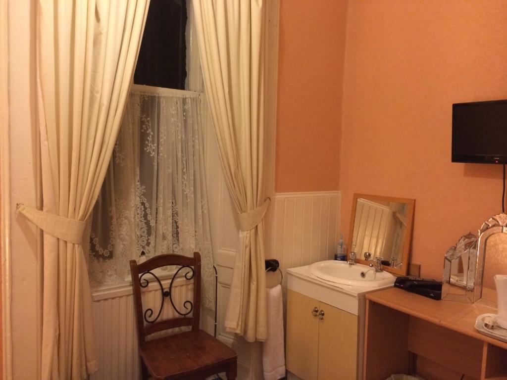 TV a/nebo společenská místnost v ubytování Arbour Guest House