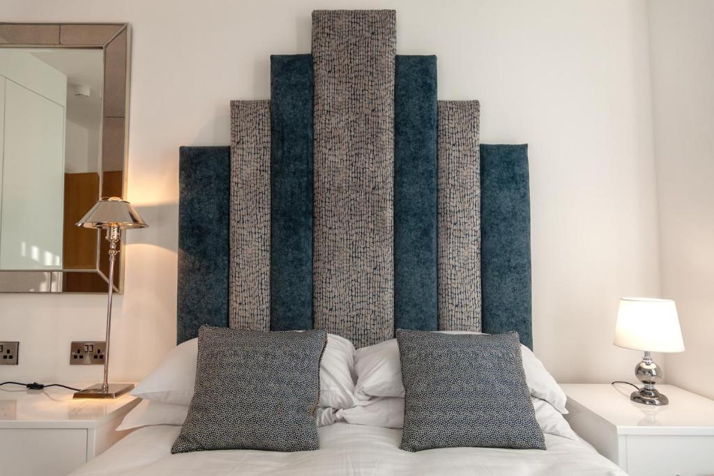 una camera con un letto con due cuscini sopra di Granada Apartments Berkeley a Blackpool