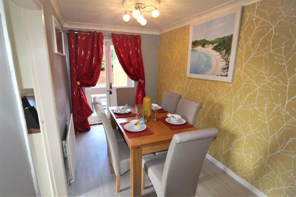 Newly Refurbished- 3 Bed Property -Enclosed Garden