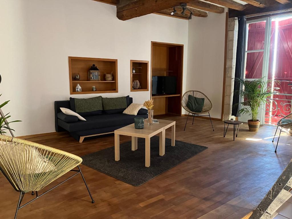 - un salon avec un canapé et une table dans l'établissement Atypique, à Châteauneuf-de-Gadagne